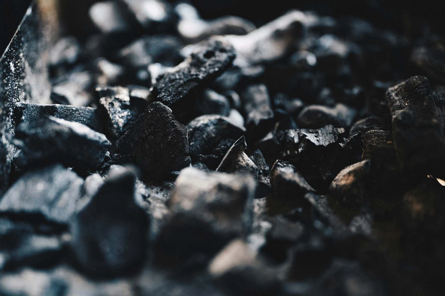 Medium carbon graphite