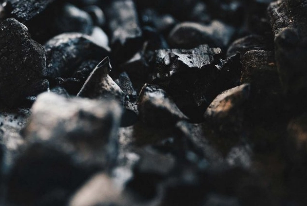 Medium carbon graphite